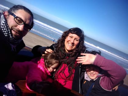 Lucía Marachli junto con su marido Gustavo y sus hijos León y Lila. "Con la pandemia sucedió un cambio más profundo, un cimbronazo y a partir de ahí sentimos que no queríamos volver a la ciudad"