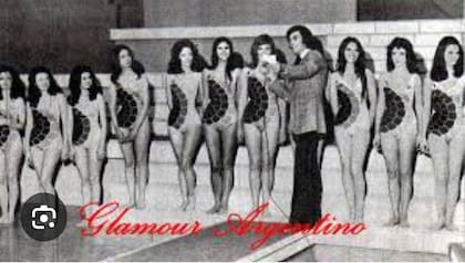 Lucía Miranda, en la mítica premiación de Miss Belleza Argentina, apenas tapada por el conductor