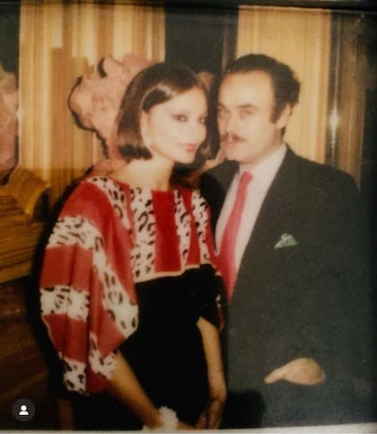 Lucía Miranda y el diseñador Gino Bogani, con quien realizó su último desfile en 1989