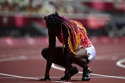 Lucia Moris, de Sudán del Sur, tras sufrir una lesión en las eliminatorias femeninas de 200 metros