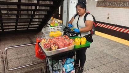 Lucía pela mangos en Manhattan: su única fuente de ingresos tras cruzar la peligrosa selva del Darién