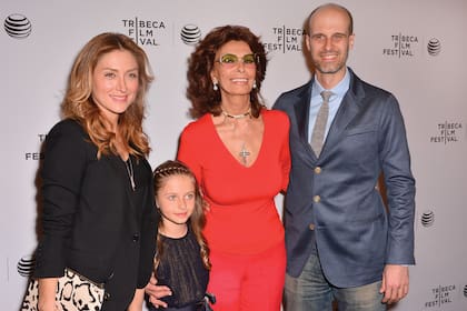 Lucia
posa con su
madre Sasha
Alexander, su
abuela Sophia
y su padre
Edoardo Ponti
en el Tribeca
Film Festival,
en abril de 2014.
