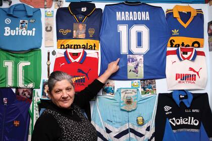Lucía Ríspoli, la cocinera de los Maradona en Italia, muestra un regalo del 10. Diego la llamaba "la mamma napoletana"