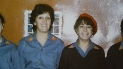 Lucía Segovia y su hermana Delia, en su juventud como bomberas voluntarias