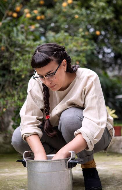 Lucía tiñe todas sus prendas con desechos de alimentos.