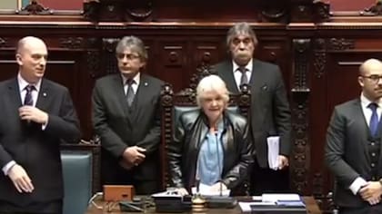 Lucía Topolansky, la esposa de Mujica, es presidenta de Uruguay por un par de días
