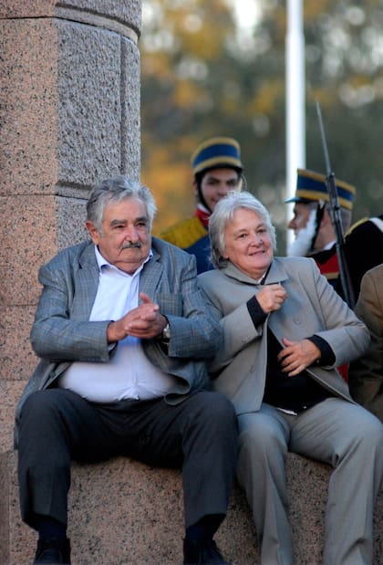 Lucía Topolansky empezó a estar en pareja con Pepe Mujica en 1972. Separados por la cárcel durante diez años, se casaron en 2005 en la cocina de la chacra.