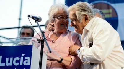 Lucía Topolansky, senadora y esposa de Mujica, es la que sigue en la línea de sucesión