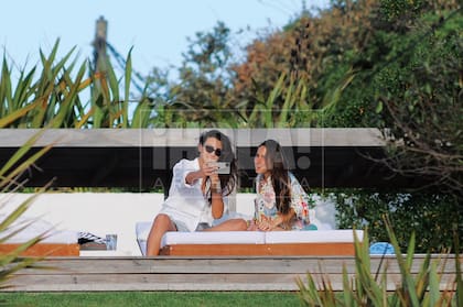 Lucía y Ámbar se hicieron selfies.