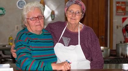 Lucia y Elsa, hijas de inmigrantes que se dedican a que las costumbres sigan