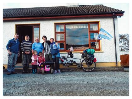 Lucía y Juan junto a una familia que los acogió en Irlanda
