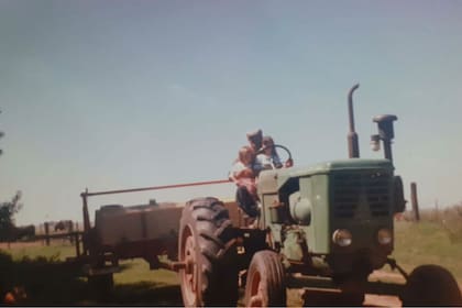 Lucía y su hermana acompañando a su padre en el tractor a realizar labores en el campo