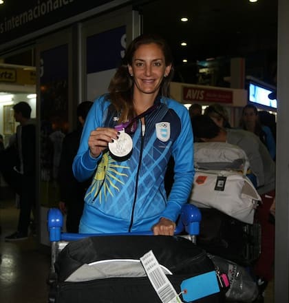Luciana Aymar muestra con orgullo la medalla de plata