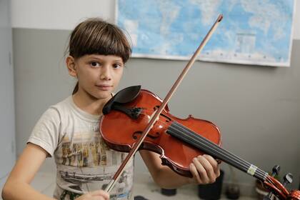 Luciana es alumna del grado de nivelación junto a sus 6 hermanitos y asiste al taller de música, en donde aprende violín