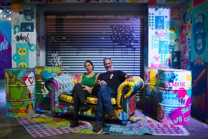 Luciana Grosman, creadora de la idea, y el productor Maximiliano Altieri, hacen un alto del montaje en "un mundo urbano lleno de graffitis"