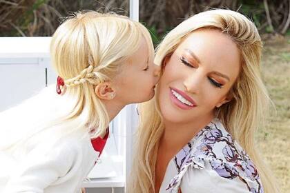 Luciana Salazar junto a su hija Matilda