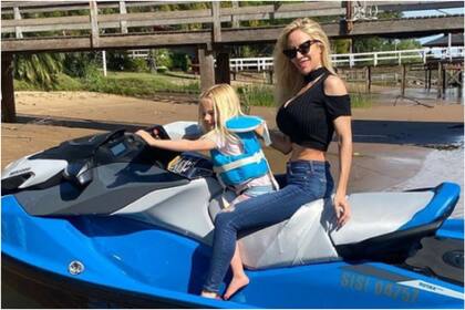 Luciana Salazar y Matilda, su hija, de paseo en el lago artificial de Nordelta