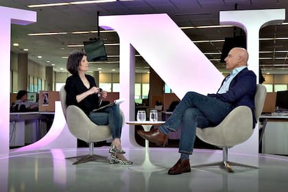 Luciana Vázquez, columnista de LA NACION, en este caso entrevistando a Carlos Pagni para su ciclo La Repregunta