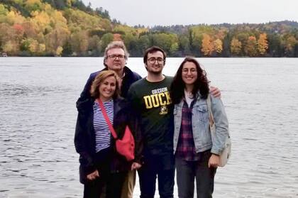 Luciana y su esposo, Dr. Mauricio Sacchi, y sus hijos, Federico y Bianca (foto tomada en un pueblo rural de Quebec).