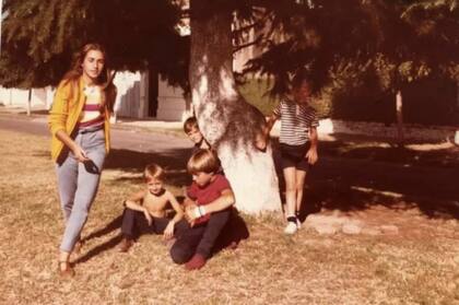 Luciana y sus hermanos jugando en el boulevard frente a su casa en Brandsen. A pesar de los años transcurridos, siempre regresa a su pueblo, donde conserva maravillosas amigas de la infancia.