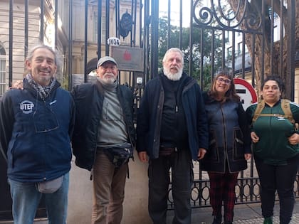 Luciano Álvarez; Ángel "Lito" Borello; Esteban Castro; Mariana Joski, y Milca Sosa, dirigentes de la UTEP, en la sede de la Conferencia Episcopal Argentina