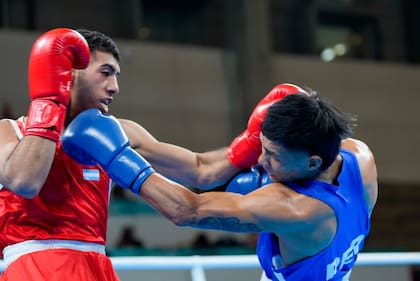 Luciano Amaya (de rojo), en su pelea con el peruano Leodan Pezo Saboya, durante los últimos Juegos Panamericanos, en Santiago de Chile