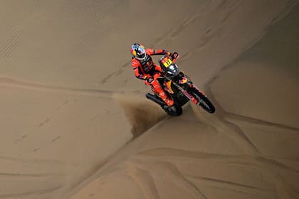 Luciano Benavides aprovechó un retraso de Brabec y recuperó el liderazgo en el Dakar