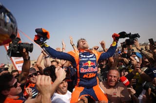 La emoción de Benavides tras ganar el Dakar y la locura de su equipo: "¡Lu-cia-no, Lu-cia-no!"