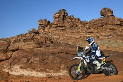 Luciano Benavides compite durante la cuarta etapa del rally Dakar 2023 alrededor de Ha'il en Arabia Saudita