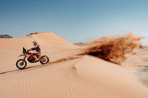 Luciano Benavides logró un triunfo en la quinta etapa del Rally en motos y no se baja de la pelea