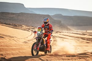 La emoción del argentino Luciano Benavides: es el líder en motos en la tabla general del Rally Dakar