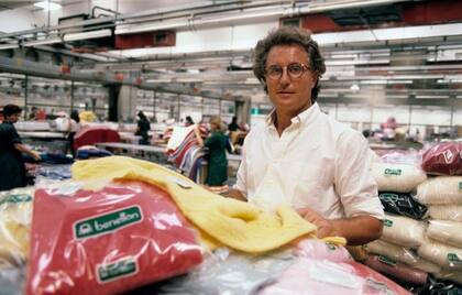 Luciano Benetton en una de sus fábricas en la década de 1980.