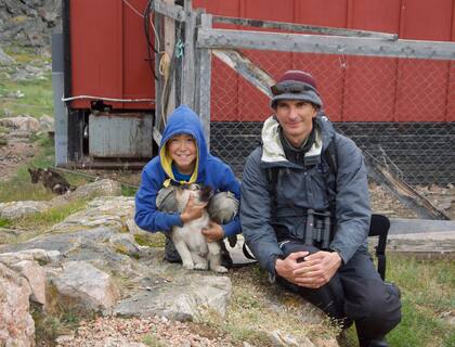 Luciano Bernacchi y un niño inuit.