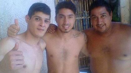 Luciano Cabral, su padre y un preso, en la cárcel mendocina