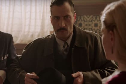 Luciano Cáceres como Julio Salaberry