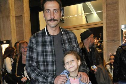 Luciano Cáceres llevó al teatro a su hija Amelia