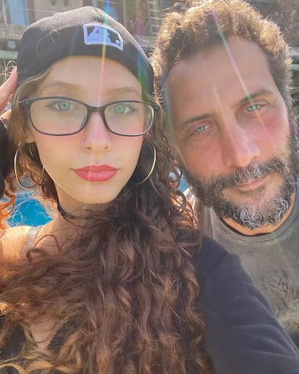 Luciano Cáceres y su hija Amelia, fruto de su relación con Gloria Carrá. "Desde muy chiquita me acompaña en este camino de camarines, de viajes, de formaciones en otro lado, de muchas temporadas, y lo disfruta y lo comparte con sus amigos. Antes, sí o sí tenía que venir conmigo todos los días al teatro, pero ahora que es más grande tiene otra independencia", cuenta sobre el vínculo que mantienen