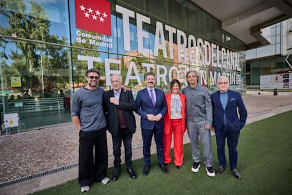 Luciano Castro, Alberto Ligaluppi (director del CTBA), Mariano de Paco Serrano (director de los Teatros del Canal), Gabriela Ricardes (ministra de Cultura porteña), Joaquín Furriel y Ruperto Merino, consejero de Cultura de Madrid