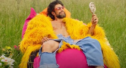 Luciano Castro con un colorido look en el videoclip de Flor Vigna