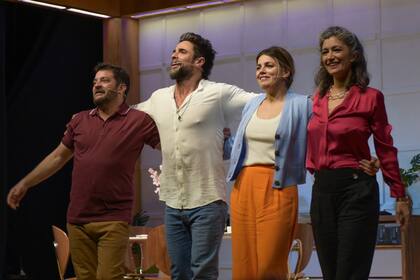 Luciano Castro junto a sus compañeros Natalie Pérez, Pablo Rago y Carla Conte, en el saludo final de una función de la comedia El divorcio