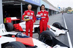 Luciano Crespi diseñó y fabricó los autos de la miniserie Senna y también fue el doble del piloto brasileño en el rodaje de la producción; aquí junto a Juan Pablo Villanueva, otro de los pilotos que dobló a Alain Prost