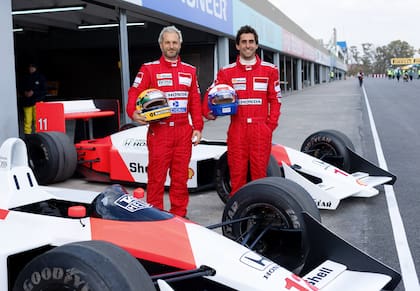 Luciano Crespi diseñó y fabricó los autos de la miniserie Senna y también fue el doble del piloto brasileño en el rodaje de la producción; aquí junto a Juan Pablo Villanueva, otro de los pilotos que dobló a Alain Prost