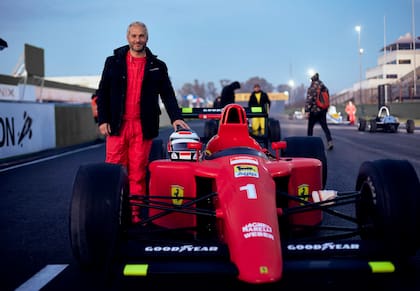Luciano Crespi junto a una réplica de un coche de la escudería Ferrari