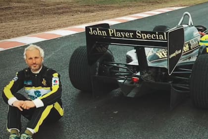 Luciano Crespi junto al Lotus 1986 de su producción