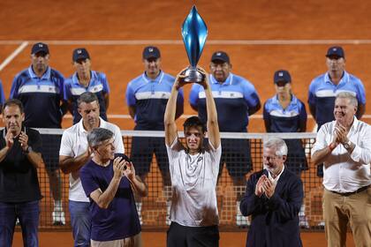 Luciano Darderi, el último campeón del Córdoba Open, durante la premiación, el mes pasado