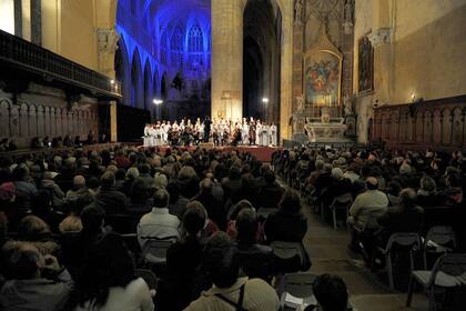 Luciano, dirigiendo la escolanía de la Catedral de Toulouse - 2011.