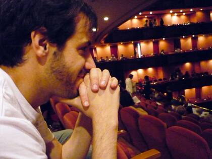Luciano es músico, recibido de la Facultad de Bellas Artes de la Universidad Nacional de La Plata.