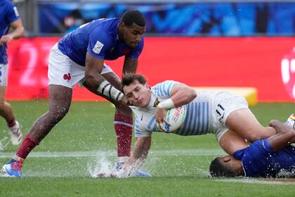 Luciano González es derribado por Joris Simon en el triunfo argentino sobre Francia; fue difícil jugar en esas condiciones en la jornada inicial del Seven de Los Ángeles.