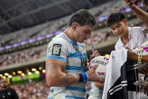 Luciano González firma autógrafos en el National Stadium de Singapur. Los jugadores de Pumas 7s hoy son reconocidos mundialmente.