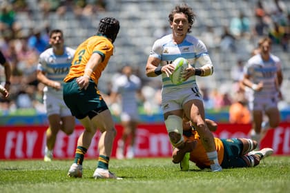 Luciano González intenta zafar de un tackle durante el duelo de Argentina ante Australia en el seven de Ciudad del Cabo
